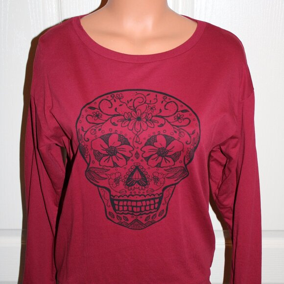 NWT! Fun H&M SIZE SMALL Red & Black Sugar Skull Casual Wear Weekend Top - Picture 1 of 7
